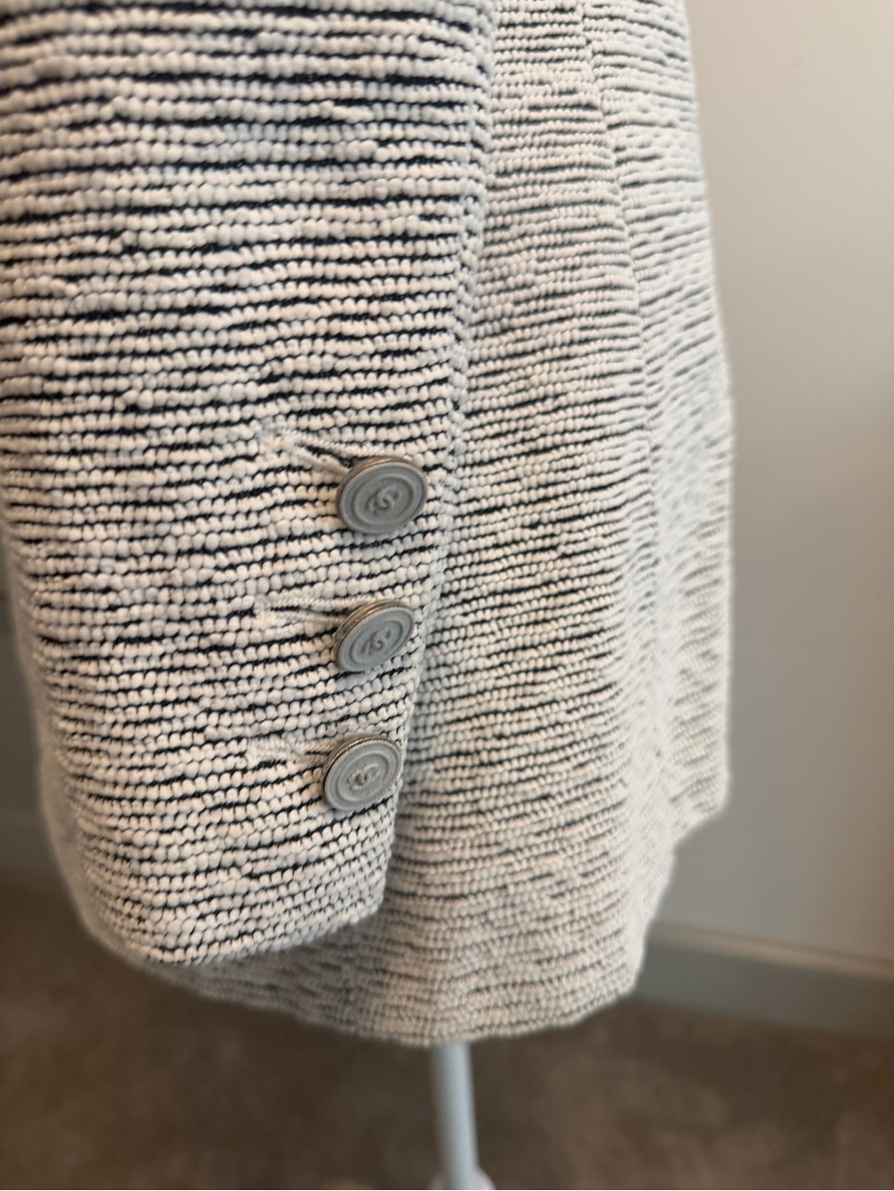 Vintage CHANEL White and Gray Textured Tweed Jacket CC Logo Buttons US 2 14P - Picture 6 of 14